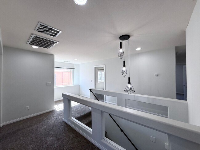 Building Photo - Great 5 bedroom home with RV Parking! Loca...