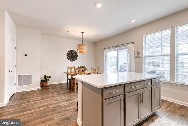 Building Photo - 2050 Hinshaw Dr