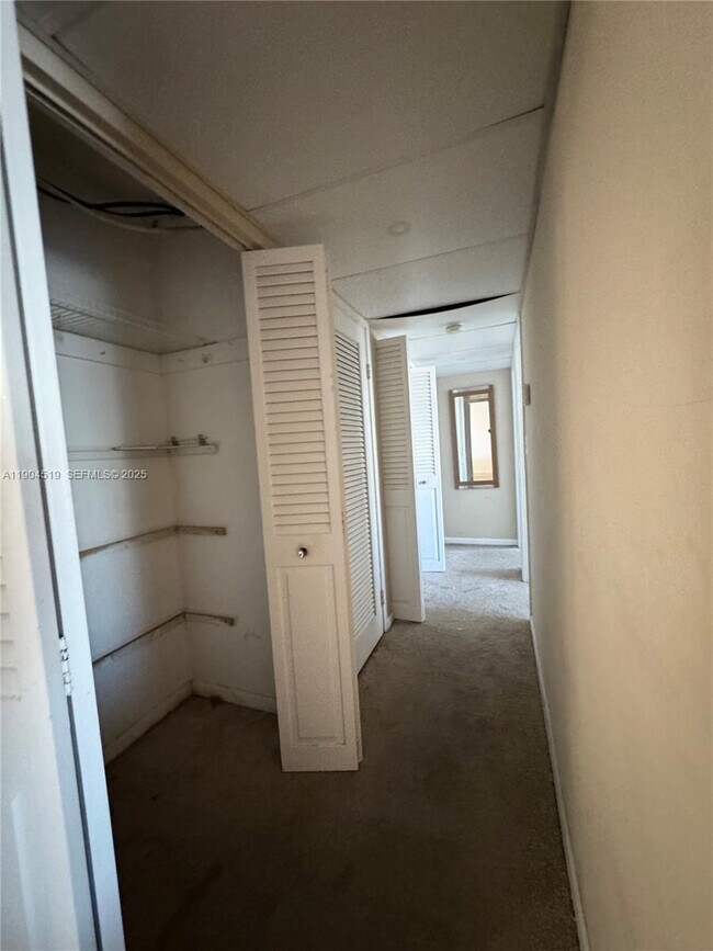 Building Photo - 400 Kings Point Dr