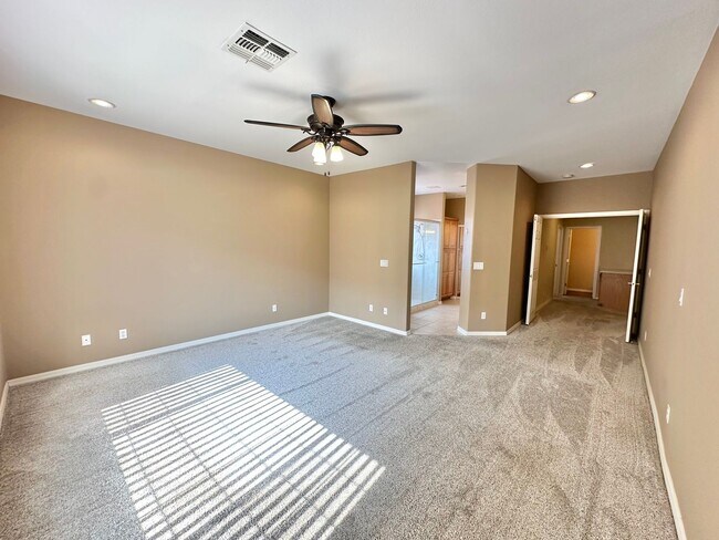 Building Photo - Beautiful 3 bedroom, 3 bathroom home with ...