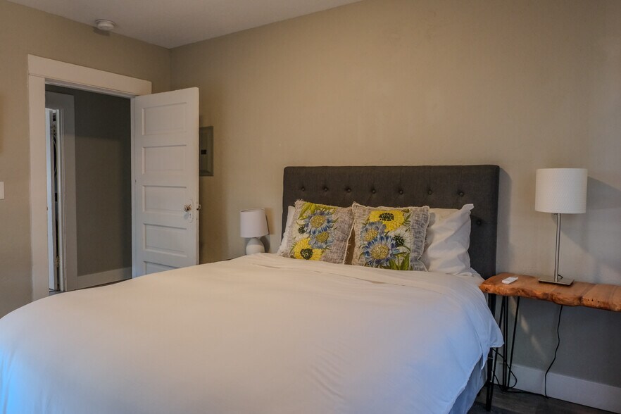 Building Photo - 5532 N Haight Ave