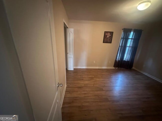 Building Photo - 61 Longwood Ct