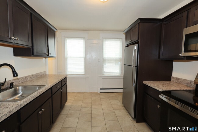 Building Photo - 146 Division St