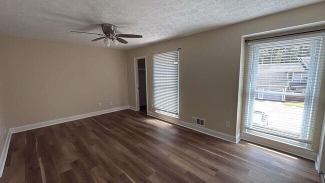 Building Photo - 5011 Meadow Ln