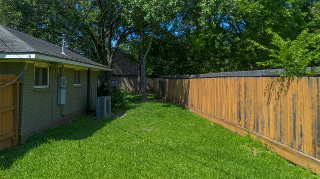 Building Photo - 5338 Creekbend Dr