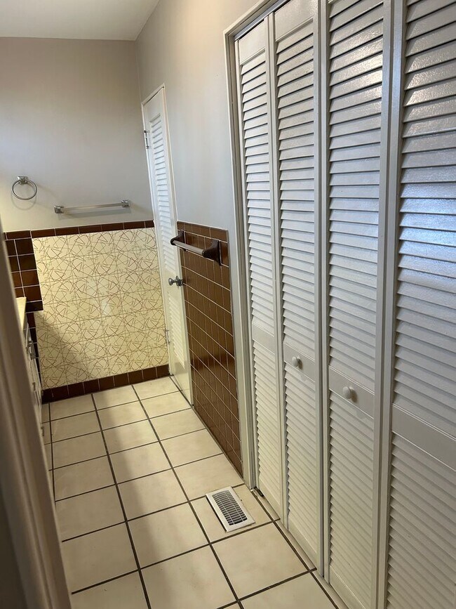 Building Photo - Contact Peggy 501 676 1758