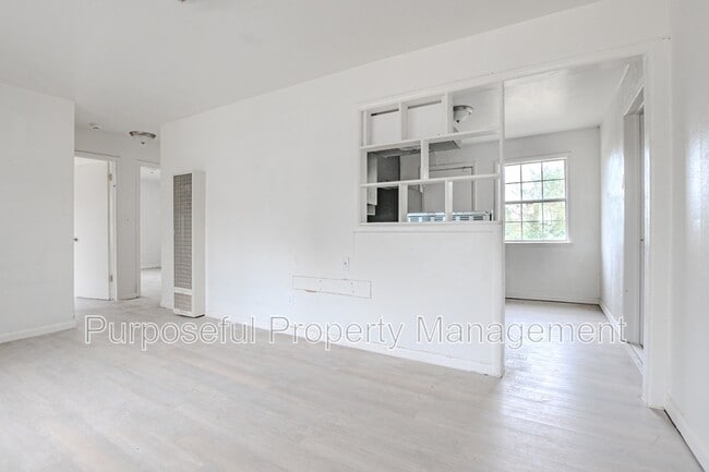 Building Photo - 3128 NE 15th St