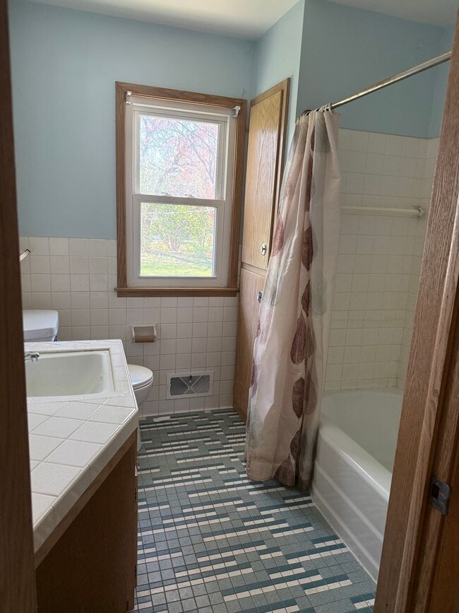 Building Photo - Comfortable, Updated Home in the Heart of Roseville. Avail NOW. *In-Unit Laundry*