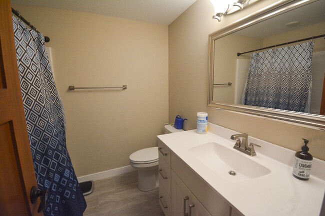 Building Photo - Beautiful, Modern, Updated, 4 Bed 3 Bath A...