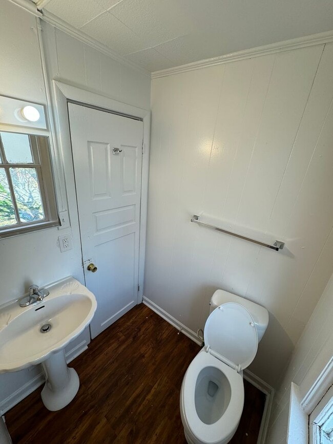 Building Photo - Coming soon! Cozy 2 bedroom house with par...