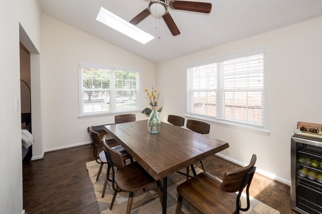 Building Photo - Immaculate 3 bedroom 2 bath bungalow at Oc...
