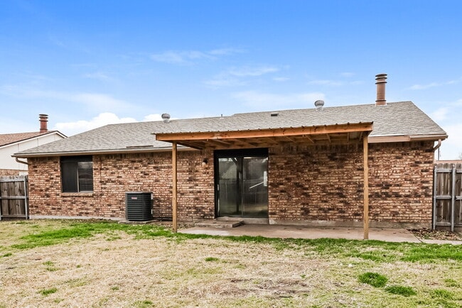 Building Photo - 514 Woodcrest Way