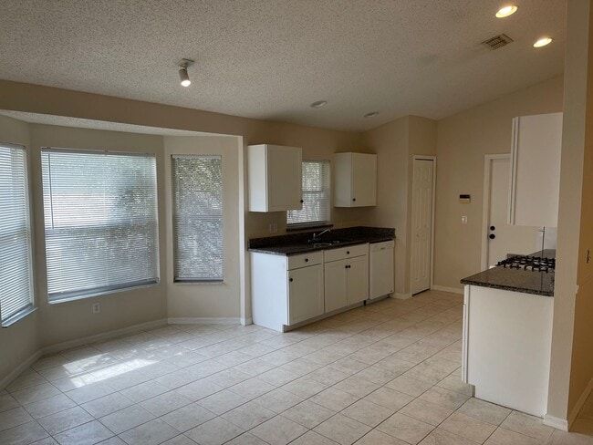 Building Photo - 3 Bedroom/2 Bathroom Single Family Home