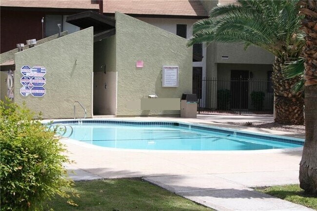 Building Photo - Spacious 2 Bed Townhome with Balcony, Washer/Dryer Included