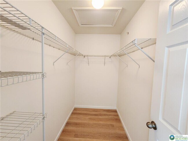 Building Photo - 937 King Way