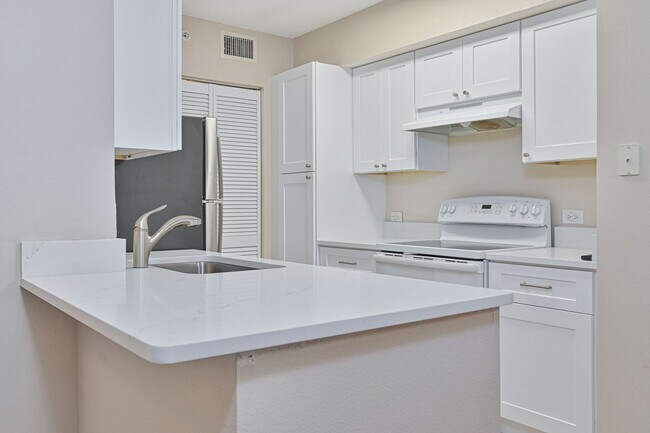 Building Photo - NOW AVAILABLE - Updated 1st Floor Condo in Bonita!