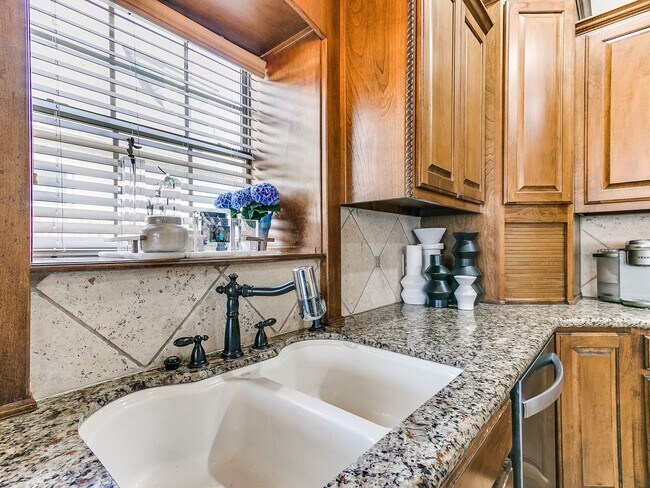 Building Photo - Gorgeous 2 Story Home In Bixby Schools!