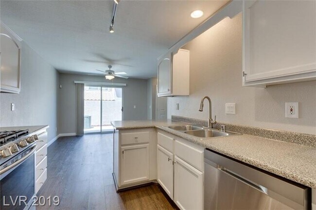 Building Photo - Charming 3-Bedroom Henderson Townhome