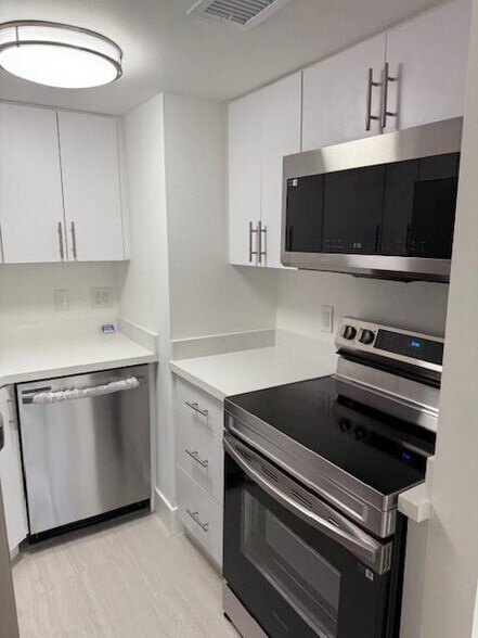 Building Photo - 2100 Brickell Ave