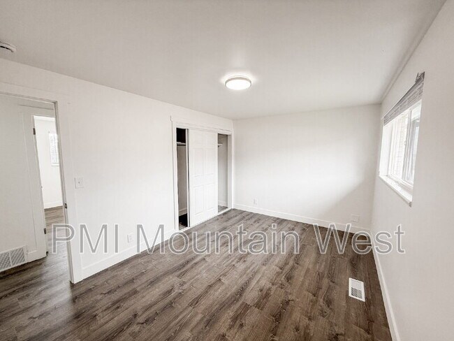 Building Photo - 1011 Claremont Dr