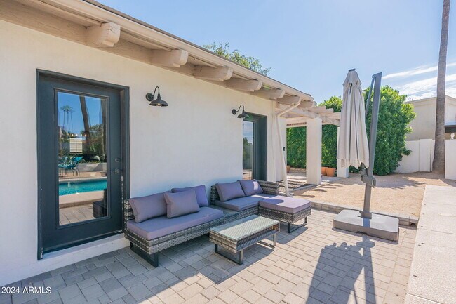Building Photo - 8257 E Del Cadena Dr