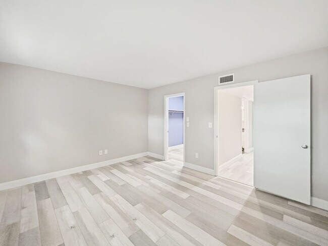 Building Photo - Modern & Bright Living in South Pasadena – Your Coastal Retreat!