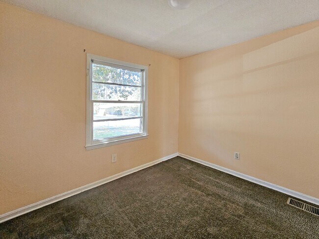 Building Photo - 4/2 Ranch with Fenced Yard - Housing Vouch...