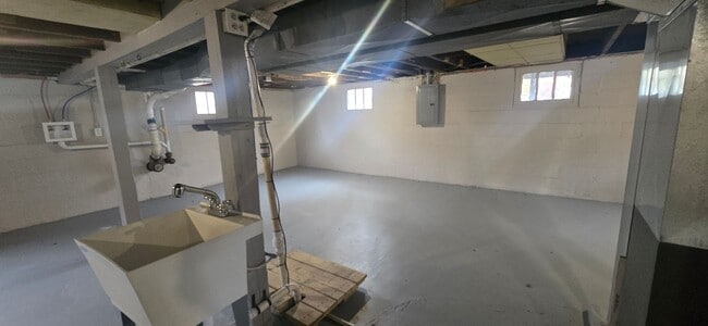 Building Photo - 1590 W. Waggoner-- 2 bed, 1 bath