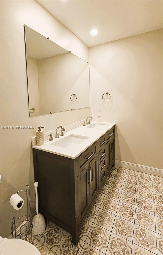 Building Photo - 6550 SW 28th St