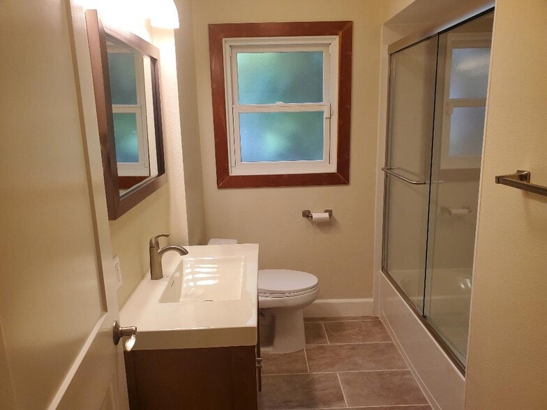 Hall Bath - 547 Santa Clara Ave