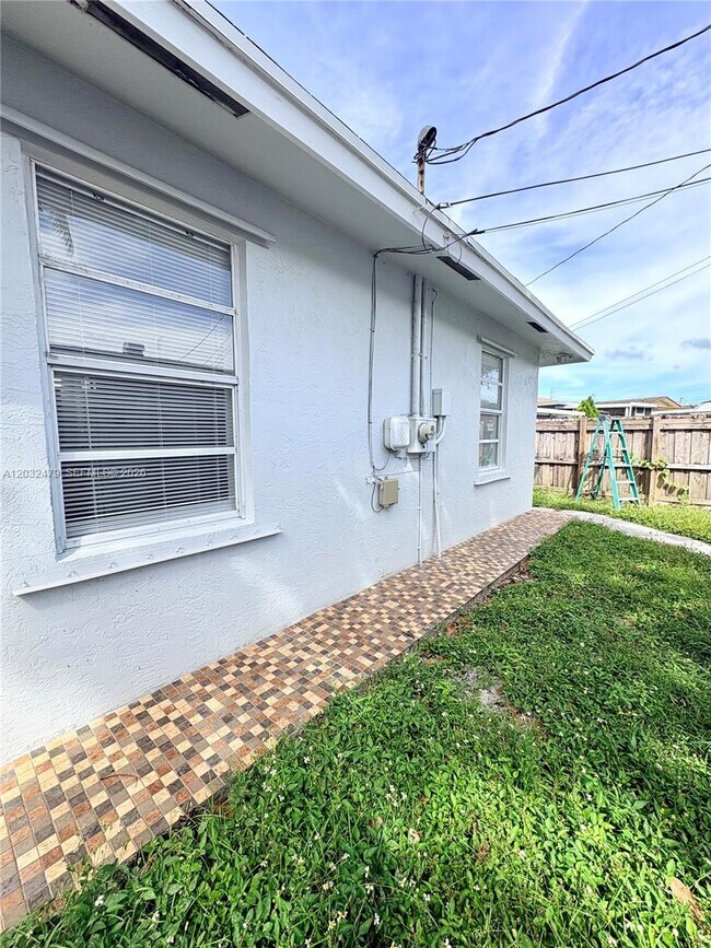 Building Photo - 1116 N 61st Ave