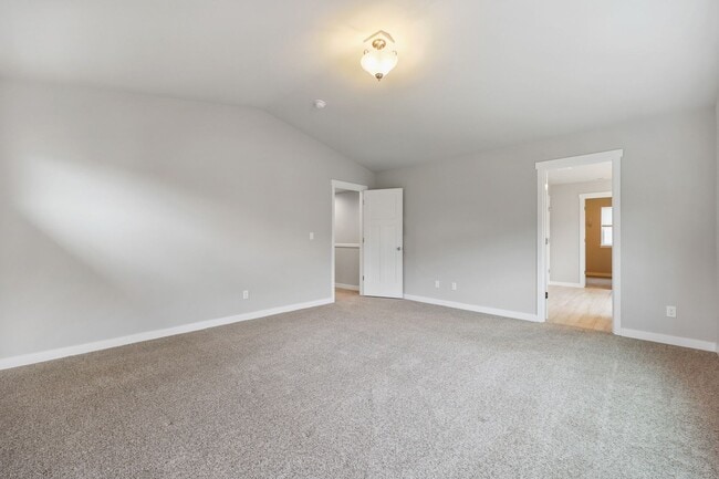 Building Photo - Community beach access! 4 bedrooms 2.5 baths.