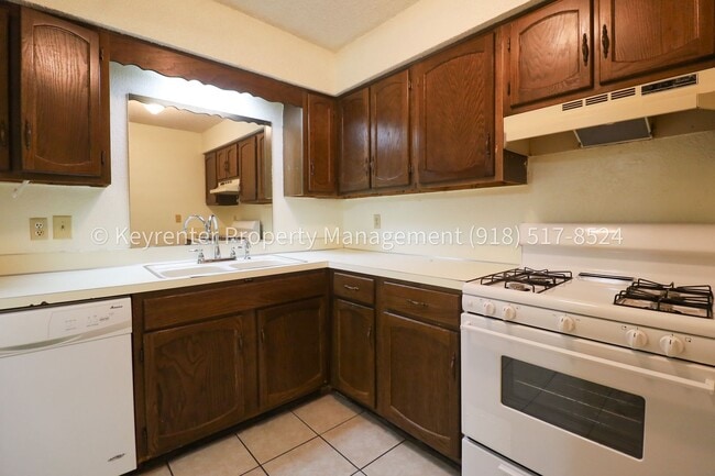 Building Photo - 1359 E 60th St