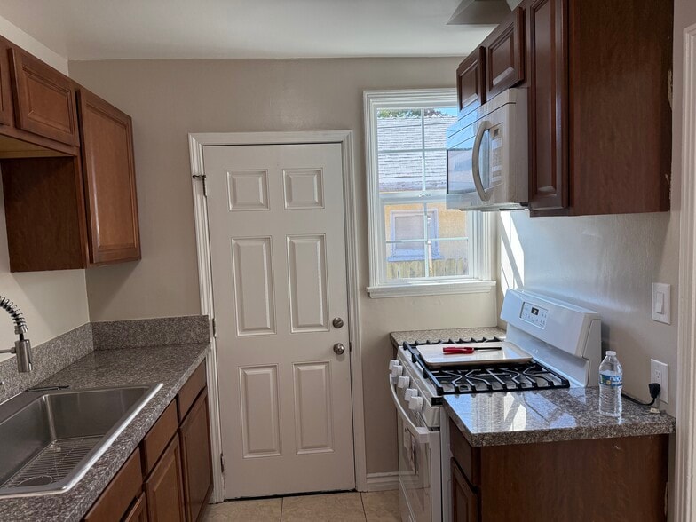 Building Photo - 1213 W Victory Blvd