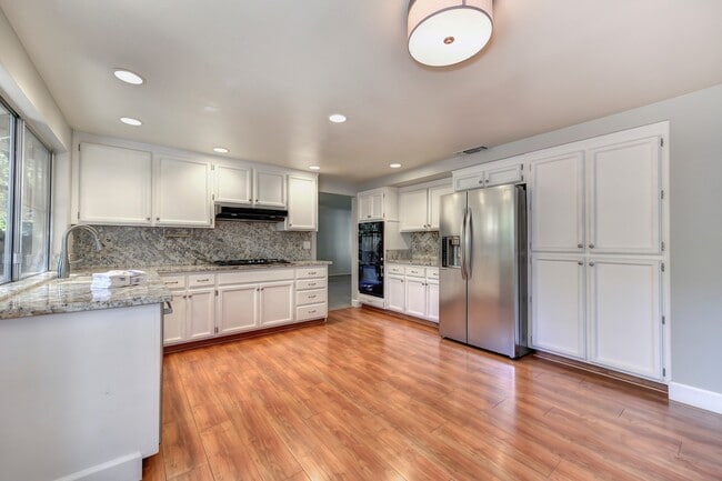 Building Photo - STUNNING 4BD / 2.5BTH SINGLE FAMILY RIGHT ...