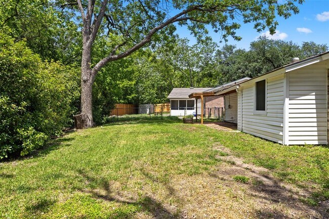 Building Photo - 8410 Briarwood Ln