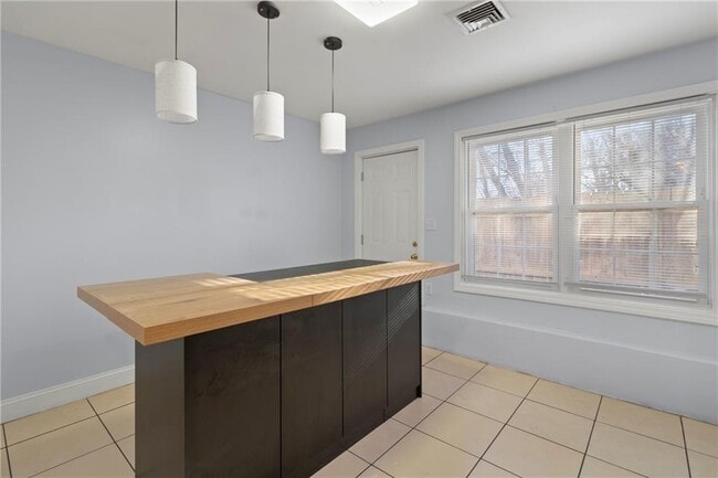 Building Photo - 102 Dixon St