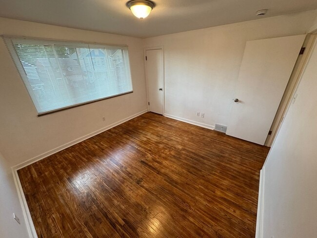Building Photo - Updated 2-Bedroom 1-Bath Ranch House, GORG...