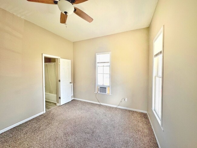 Building Photo - One Bedroom House Close to Campus!!