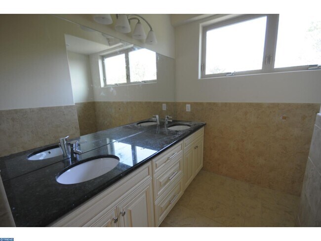 Building Photo - Beautiful 4 Bed, 3.5 Bath Home Available Summer 2019