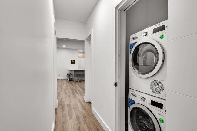 Building Photo - 17621 NE 7th Ave