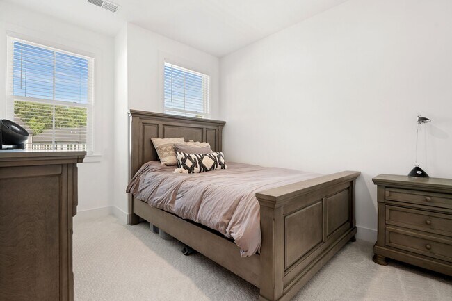 Building Photo - 2115 Opulent Oaks Ln