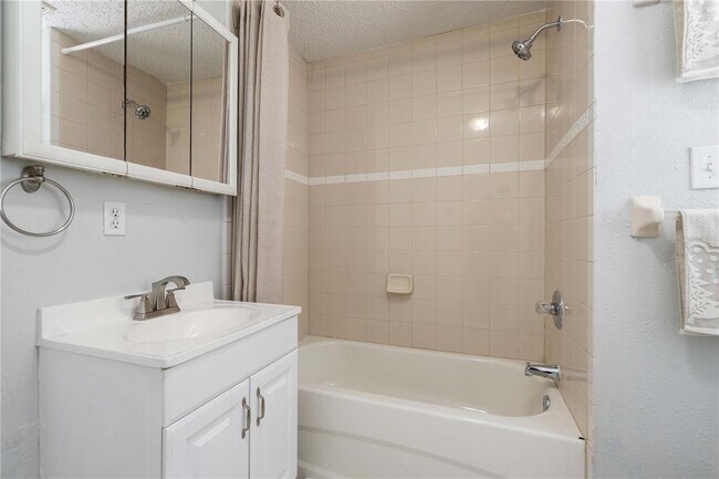 Building Photo - 3606 W Royal Palm Cir