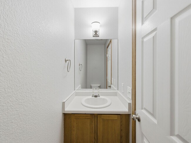 Building Photo - Spacious Townhome with Functional Layout