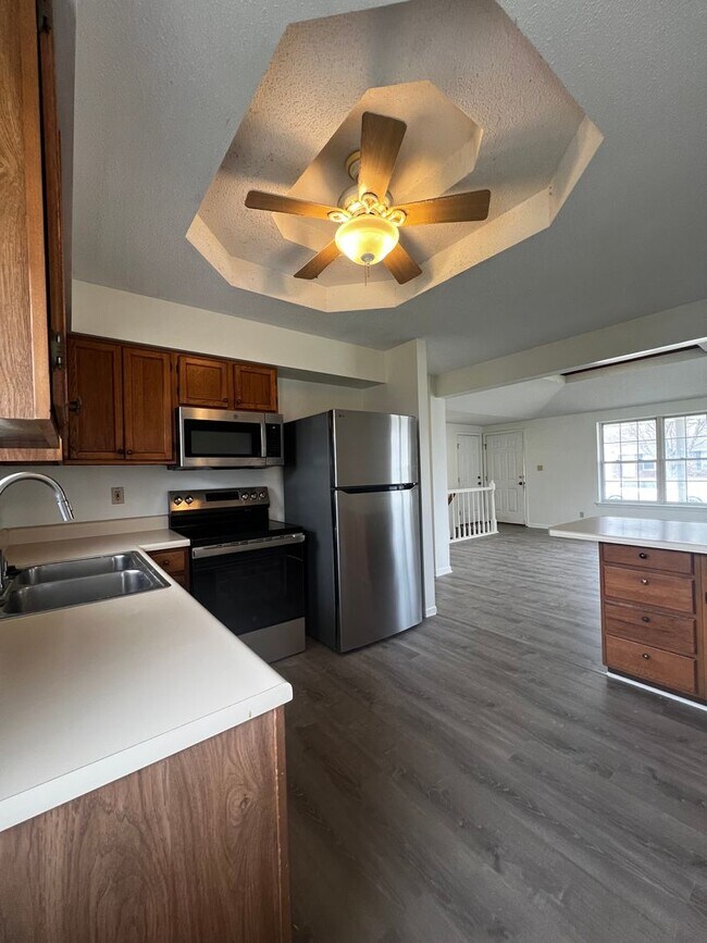 Building Photo - 2500-2502 Hollyhock Dr