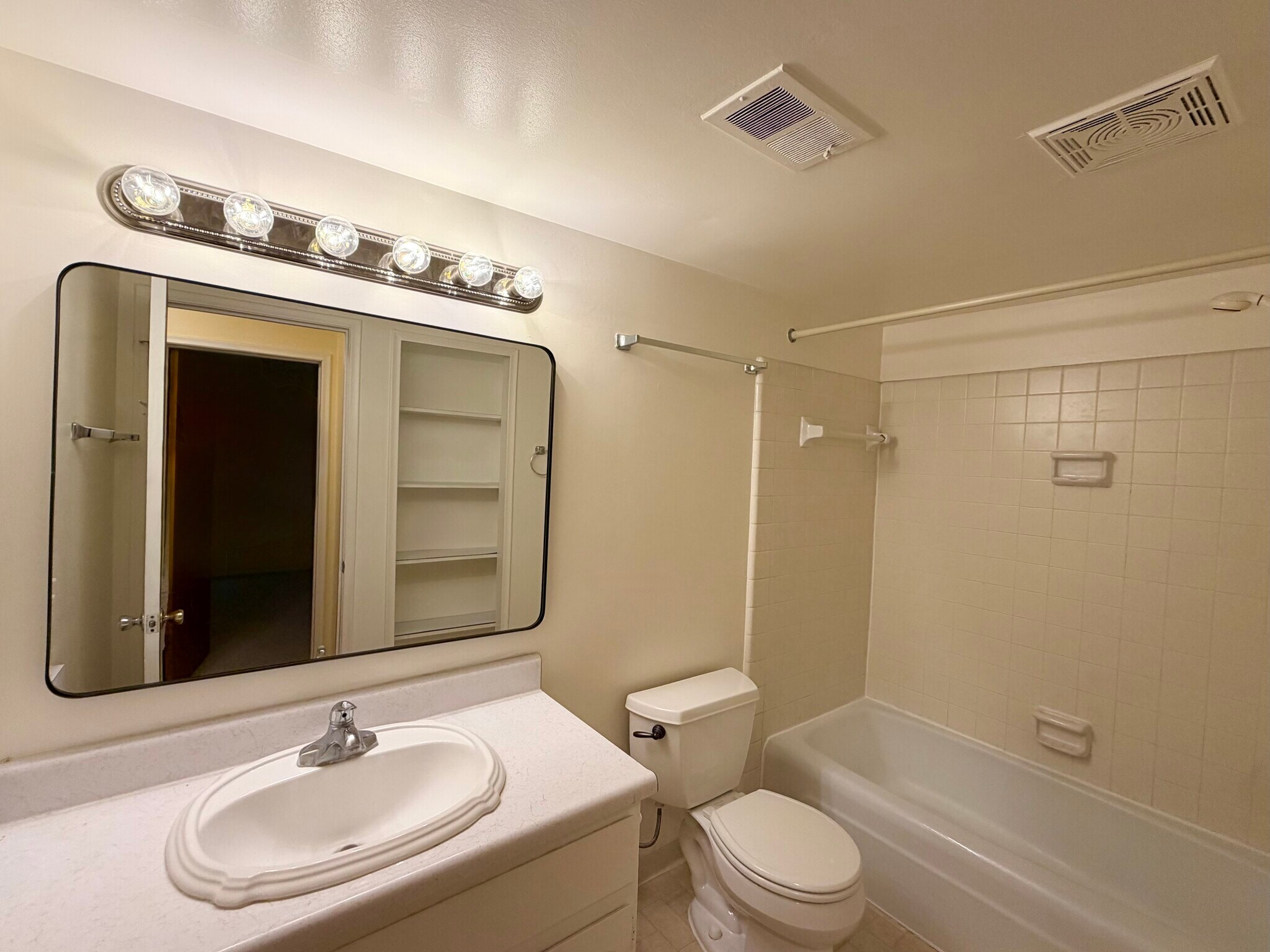 Full bathroom - 3234 Bolgos Cir