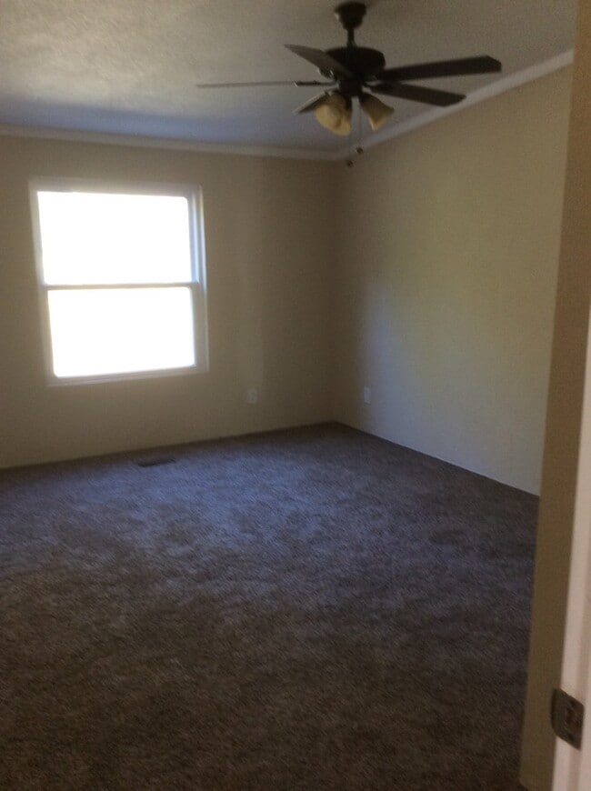 Building Photo - Large 4 Bedroom 2 bath DWMH