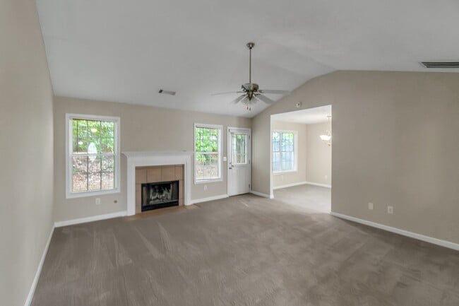 Building Photo - BEAUTIFUL 3 BEDROOM / 2 BATH HOME WITH PRIVACY FENCE!