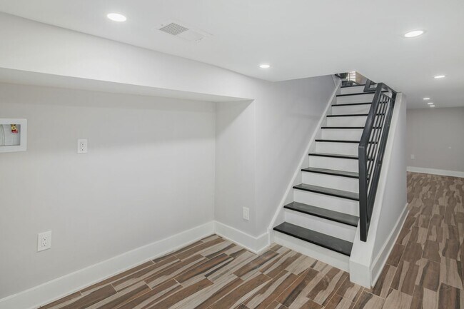 Building Photo - Modern Brewerytown Home