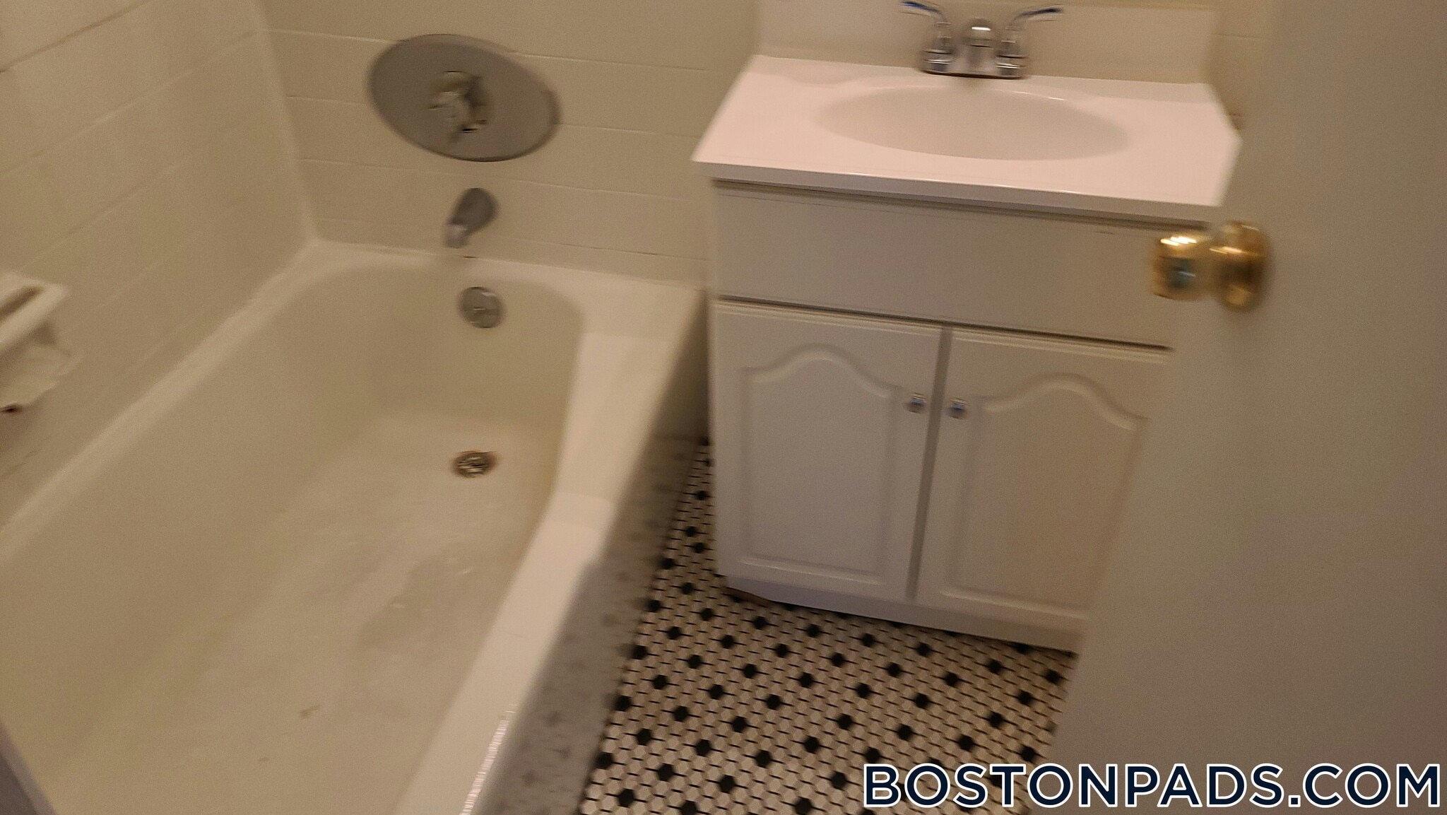 Building Photo - 24 Whites Ave